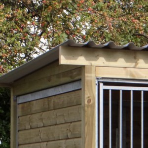 Het dak is afgewerkt met een houten dakrand