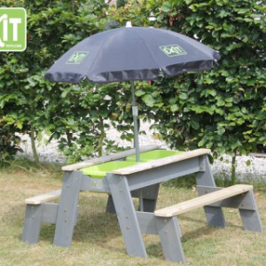 Zand - en water tafel met parasol