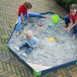 Heerlijk spelen in de grote houten zandbak EXIT Aksent zeshoekig Large