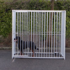 De hondenkennel bestaat uit 2 panelen van 2 meter en 2 panelen van 1,5m