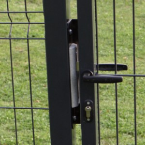De poort is voorzien van een cilinderslot en kruk