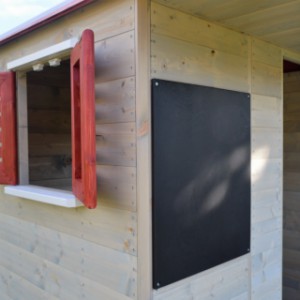 Speelhuisje Summer Adventure House is voorzien van een leuk krijtbord en een raam met luiken