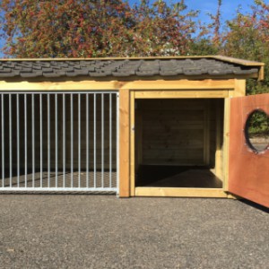 De hondenkennel Rex 1 heeft een nachthok van 90x150cm