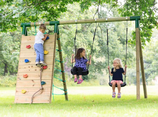 Houten schommel met klimwand Hoog | Hörby Bruk