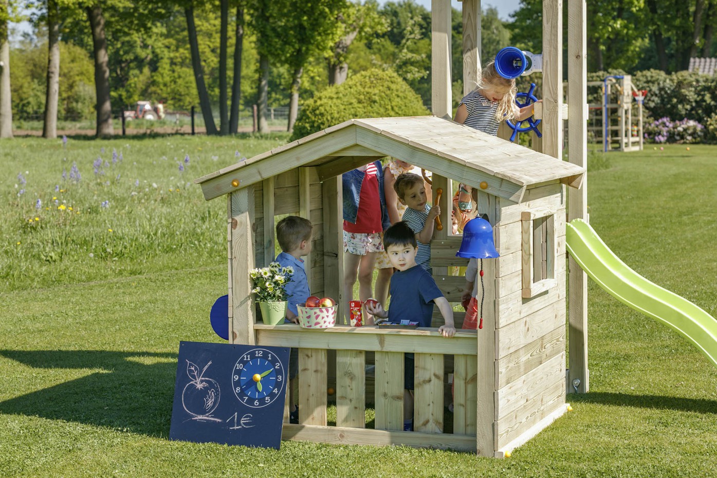 Houten Speelhuis Lookout Met Glijbaan En Schommel houten-speelhuis-lookout-met-glijbaan-en-schommel