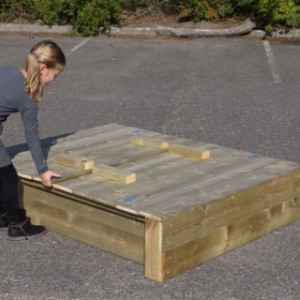 Houten zandbak Cubic Twist is een aanwinst voor uw achtertuin