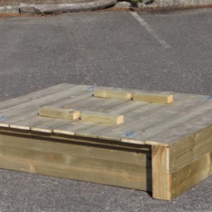 Houten zandbak Cubic Twist in fraai design met terugspringende zijkanten en stevige hoekpalen