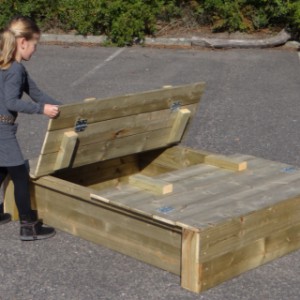 Zandbak Cubic Twist heeft een scharnierend deksel