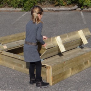 Zandbak Cubic Twist heeft 2 opklapbare bankjes