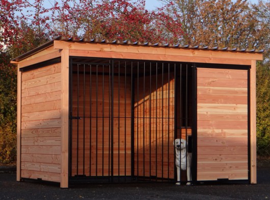 Hondenkennel Forz zwart met geïsoleerd nachthok en Douglas houtkader 318x218cm