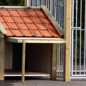 Het hondenhok is voorzien van tweedehands dakpannen