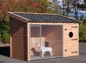 Ontwarren vriendelijk beeld Houten kennel met dakpannen, stahoogte 175 cm.