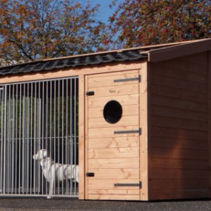 Deze stevige hondenkennel is bedoeld voor buitengebruik