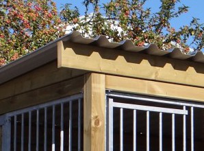 Kenneldak Lofty Extra op hondenkennel met houtkader geïmpregneerd