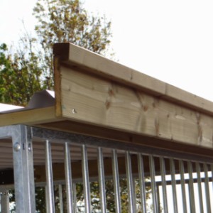 Lofty kenneldak is een houten systeem wat eenvoudig op een stalen kennel gezet kan worden