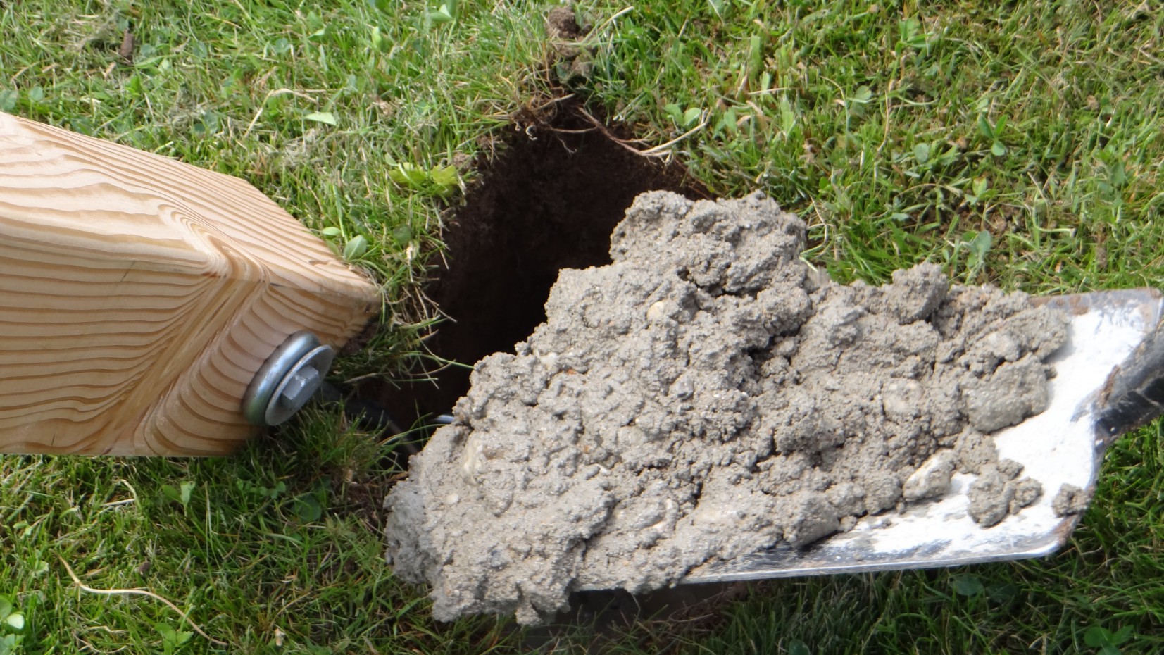 grondanker monteren, betonmortel toevoegen