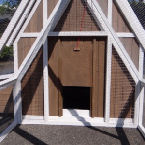 Kippenhok Pip - opening naar nachthok