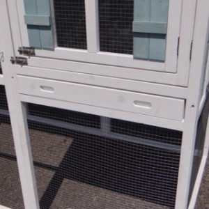 Konijnenhok Alexia is voorzien van een handige schuiflade