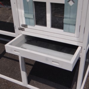 Door de schuiflade kan het nachthok makkelijk schoongemaakt worden