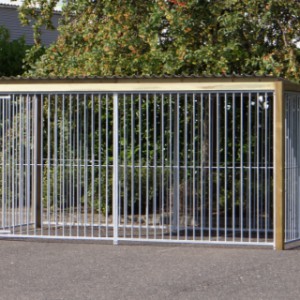 De hondenkennel is 8m2