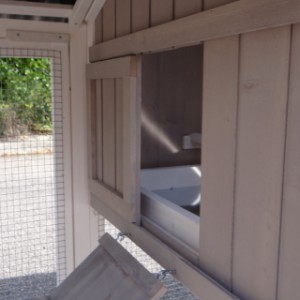 De opening naar het nachthok van konijnenhok Jason is voorzien van een schuifluik