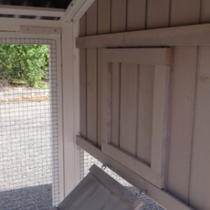 Het konijnenhok Jason is voorzien van een afsluitbaar nachthok