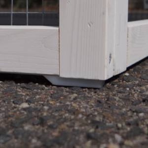 Het konijnenhok Jason staat op rubber voetjes, zodat vocht er niet direct intrekt