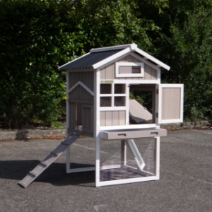 Het konijnenhok Jason heeft ruime openingen