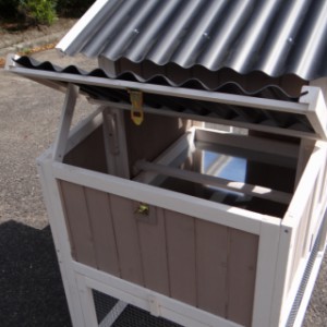 De nestkast van konijnenhok Joas is voorzien van een scharnierend dak