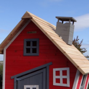 Houten speelhuis Rosalie is afgewerkt met scheve randen, wat zorgt voor een speels uiterlijk