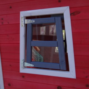 Het speelhuis Rosalie is voorzien van perspex ramen