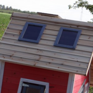 Het speelhuis Rosalie is voorzien van 2 perspex zolderramen