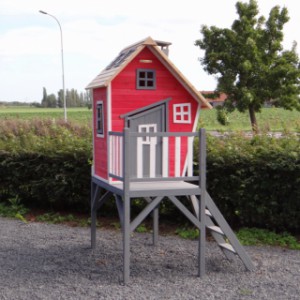 Houten speelhuis Rosalie wordt op een speelplateau geplaatst van 90cm hoog