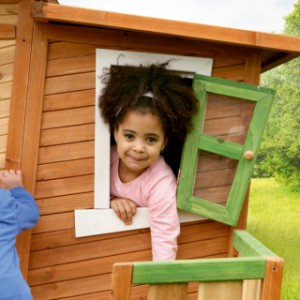 Houten speelhuis voor in de tuin