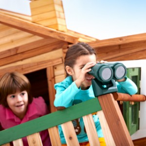 Houten speelhuis voor in de tuin