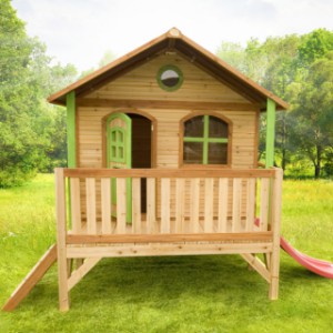 Houten speelhuis met glijbaantje