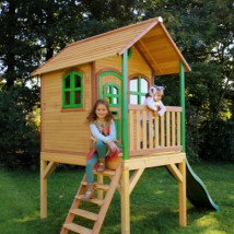 Houten speelhuis op poten met glijbaan