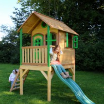 Houten speelhuis met glijbaan voor in de tuin