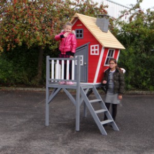 Het speelhuis Rosalie heeft een veranda op 90cm hoogte