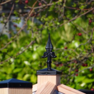 Top dakafwerking van konijnenhok Hooiberg dak met luxe paalkroontjes
