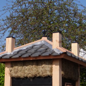 Hooiberg met dakpannen op het dak