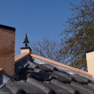 Piramide dakvorm van kippen/konijnenhok Hooiberg met dakpannen is een knap staaltje vakwerk