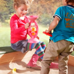 Samen zandkastelen bouwen in de houten zandbak