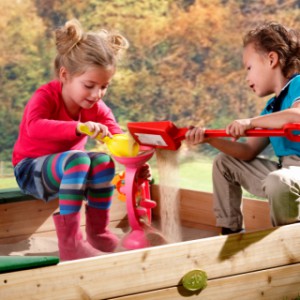 Samen spelen in de houten zandbak