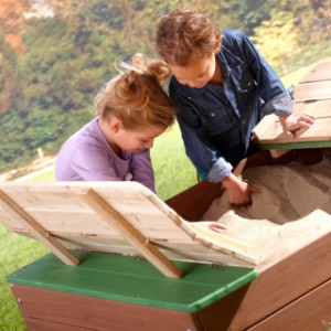 Houten zandbak Ella in de tuin