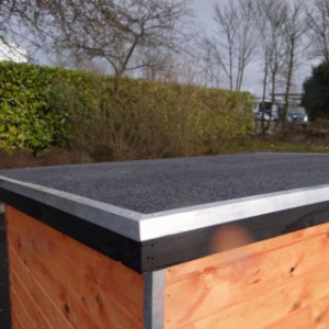 Voor- en zijkant van het dak van hondenhok Base Small zijn voorzien van aluminium randen
