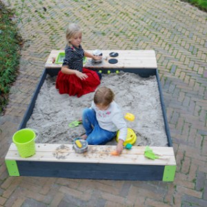 Houten zandbak met speelkeuken | EXIT Aksent
