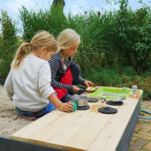 Heerlijk zandkoekjes bakken in de houten zandbak met keuken