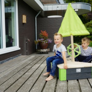 Houten zandbak Boot met vlag en stuurwiel