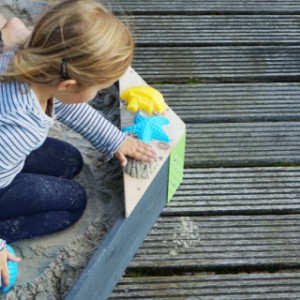 Heerlijk samen in het zand spelen in de houten zandbak EXIT Aksent Zeshoekig Medium